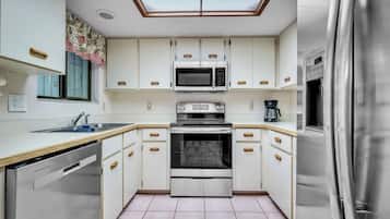 Villa, több ágy, teraszos udvar, kilátással a medencére (Sea Woods Villa 4263) | Privát konyha | Hűtőszekrény, mikrohullámú sütő, sütő és főzőlap
