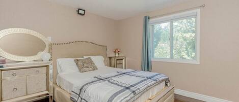 1 slaapkamer, een strijkplank/strijkijzer, wifi, beddengoed