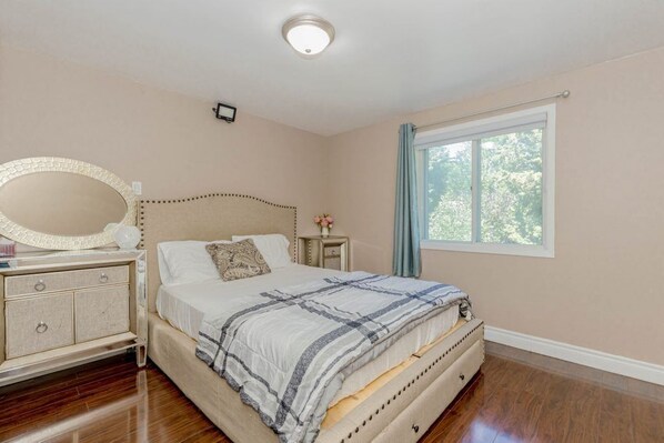 1 bedroom, iron/ironing board, WiFi, bed sheets - Classic Grand Ground Level 1 bed Apartment in Downtown Chatham (Chatham)