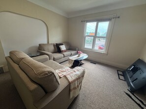 TV - Classic Grand Ground Level 1 bed Apartment in Downtown Chatham (Chatham)