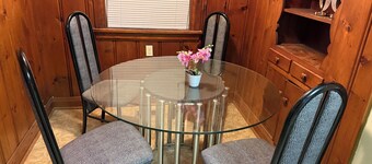 Classic Grand Ground Level 1 bed Apartment in Downtown Chatham