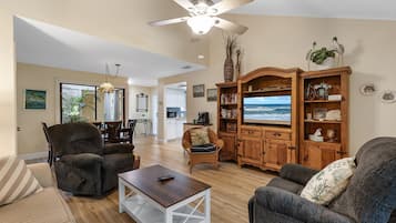 Villa, varias camas, cocina, vista a la alberca (Sea Woods Villa 4406) | Área de sala de estar | Televisión de pantalla plana de 42 pulgadas con canales digitales