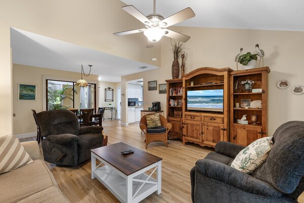 빌라, 침대(여러 개), 주방, 수영장 전망 (Sea Woods Villa 4406) | 거실 공간 | 디지털 채널 시청이 가능한 42인치 평면 TV