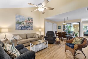 Villa, Plusieurs lits, cuisine, vue sur la piscine (Sea Woods Villa 4406) | Aire de séjour | Téléviseur à écran plat de 42 po avec télévision numérique