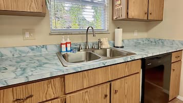 House, Multiple Beds, Patio, Garden View (Speed & Sand) | Private kitchen | Fridge, microwave, oven, stovetop