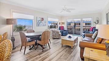 Condo, Plusieurs lits, balcon, vue sur la piscine (Win-San C315) | Aire de séjour