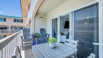 Condo, varias camas, balcón, vista a la alberca (Win-San C209) | Restaurante al aire libre