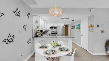 Condo, várias camas, sacada, vista para a piscina (Win-San C209) | Opções para refeição