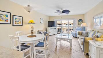 Condo, varias camas, balcón, vista al océano (Win-San C212) | Restaurantes