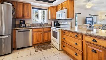 Condo, varias camas, balcón, vista al océano (Win-San C214) | Cocina privada | Cafetera y tetera