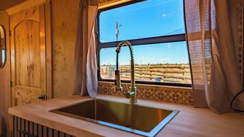 Deluxe tweepersoonskamer, rolstoeltoegankelijke douche, patio | Privékeuken