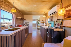 Deluxe Double Room, Roll-in Shower, Patio | Private kitchen