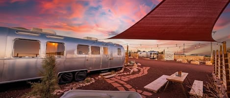 Kahden hengen deluxe-huone, patio | Ilmainen Wi-Fi