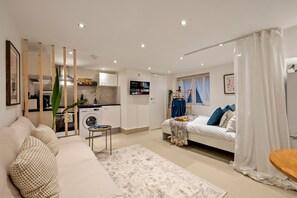 Living area - 	
Chic Modern Hideaway in Little Venice [2] (London)