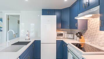 House, Multiple Beds (Curlew Beach Cottage) | Private kitchen