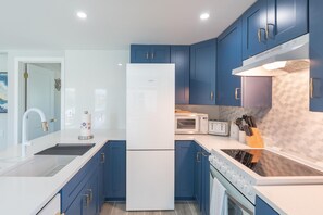 House, Multiple Beds (Curlew Beach Cottage) | Private kitchen