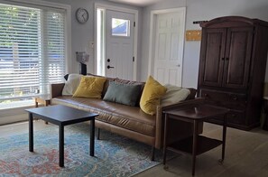 TV - Cozy Cottage with Private Shared Beach Access (30-day min) (Georgina)