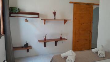 2 habitaciones, tabla de planchar con plancha, internet y ropa de cama