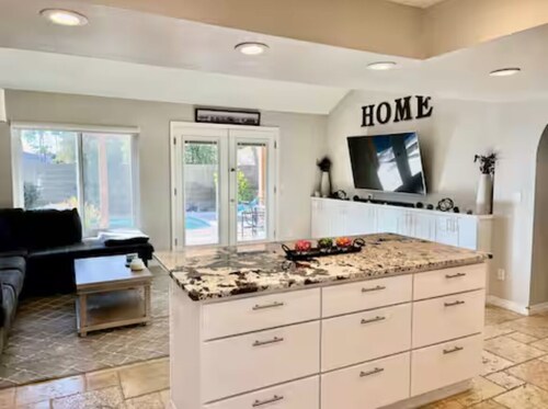 Charming 3-bedroom house in Gilbert by beautiful lakes with AC