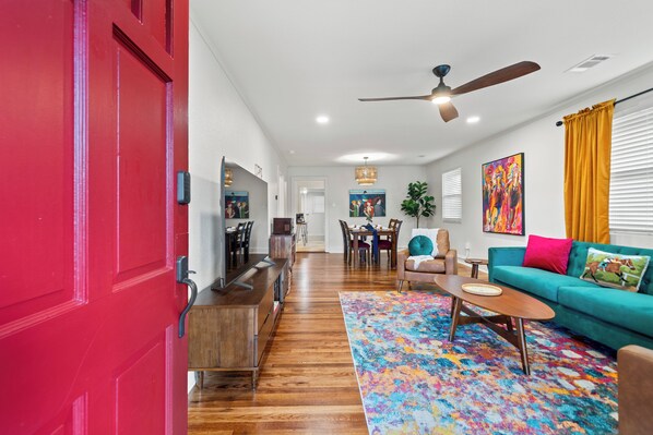 TV - 2 King Suites: One Block to Oaklawn: 2 miles to HSNP (Hot Springs)