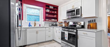 Microondas, horno, parrilla de estufa y lavavajillas