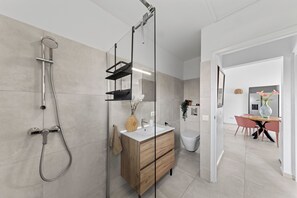 Douche, sèche-cheveux, serviettes fournies, papier toilette
