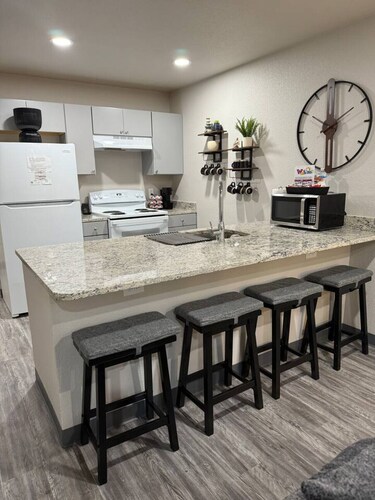 High Plains Haven beautiful 2 bed/2bath fully furnished unit