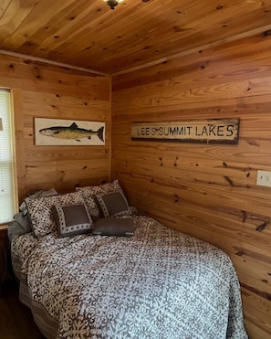 1 bedroom, bed sheets - Riverfront Adventure Cabin (Van Buren)