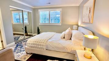 7 bedrooms, desk, iron/ironing board, travel crib