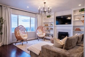 TV connectée, livres, espaces bureaux, écrans d'ordinateur