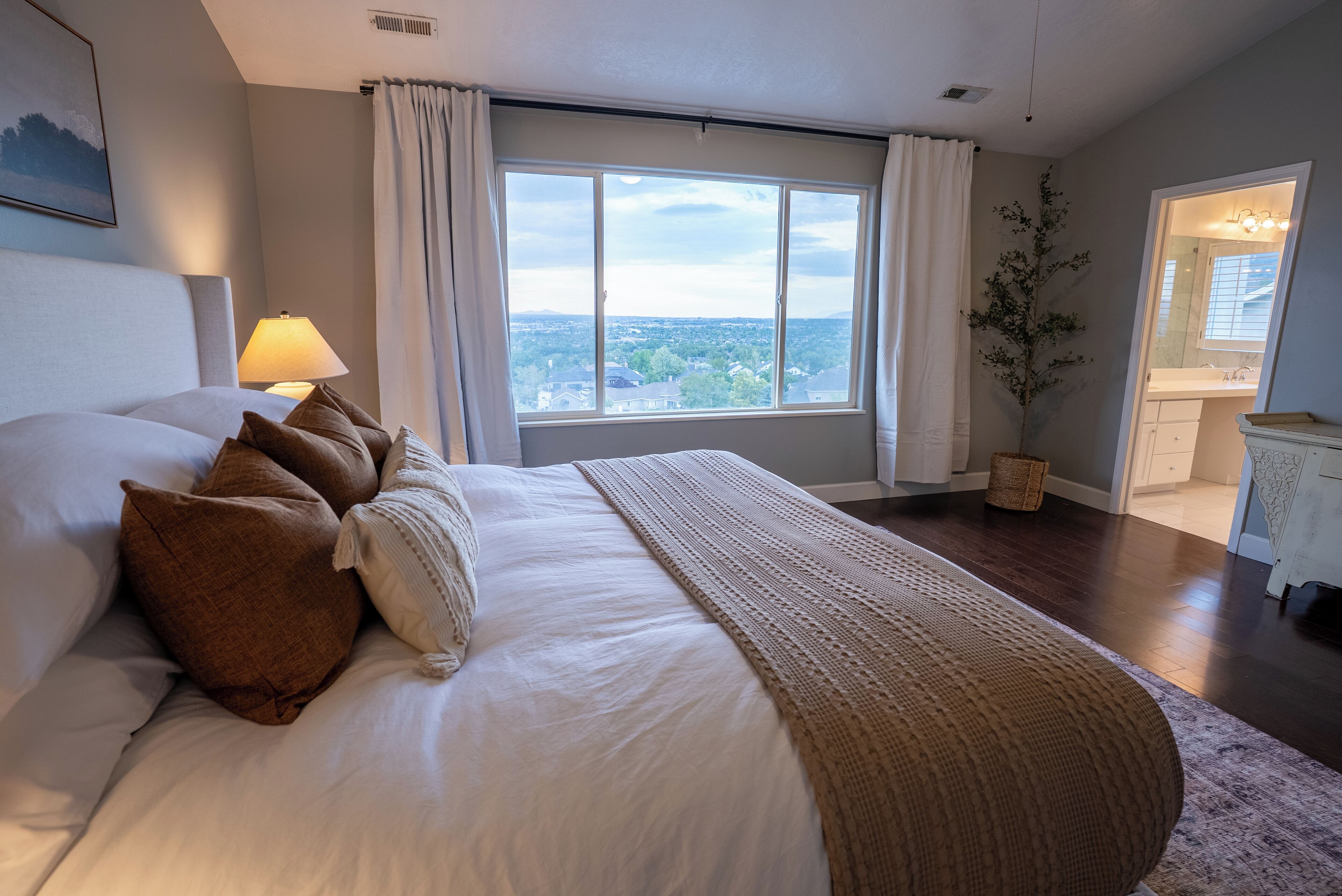 7 bedrooms, desk, iron/ironing board, travel crib