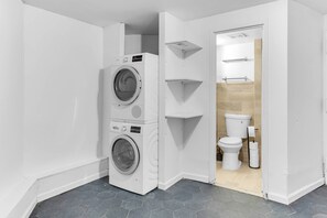 Secador de pelo, champú y papel higiénico