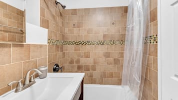Haartrockner, Shampoo, Toilettenpapier