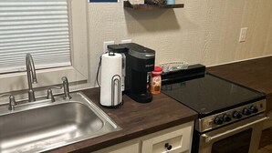 Frigorífico, microondas, horno y placa de cocina