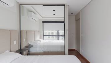 Deluxe appartement, uitzicht op de stad | Verduisterende gordijnen, een strijkplank/strijkijzer, gratis wifi