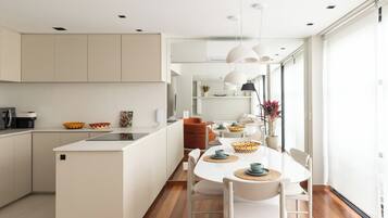 Apartamento luxo, vista para a cidade | Cozinha privada | Chaleira elétrica