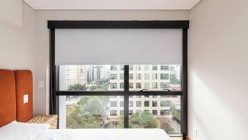 Apartamento luxo, vista para a cidade | Cortinas blackout, ferros/tábuas de passar roupa, Wi-Fi de cortesia