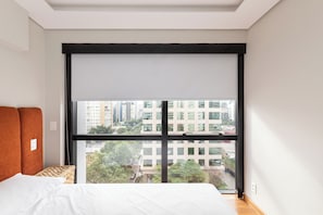Apartemen Deluks, pemandangan kota | Tirai kedap cahaya, setrika/meja setrika, dan Wi-Fi gratis