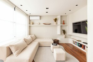 Deluxe Apartment, City View | Living area