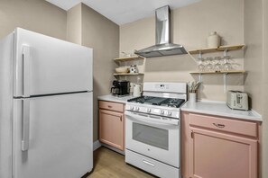 雪櫃、咖啡機/沖茶器、廚房用具/餐具/器皿、餐桌