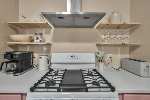 Blush & Cozy | 4BR + Lounge | Near Downtown & Bars