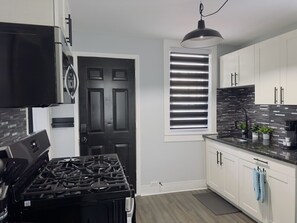 Fridge, microwave, stovetop, coffee/tea maker - Cozy 1BR | Full Kitchen | Near AsiaTown & Downtown (Cleveland)