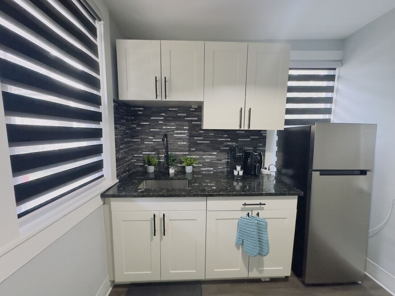 Réfrigérateur, micro-ondes, plaque de cuisson, cafetière/bouilloire