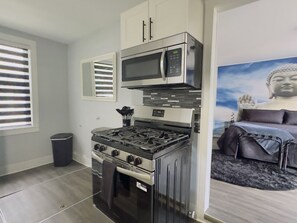 Refrigerador, microondas, horno y parrilla de estufa 