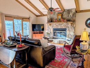 Älytelevisio, takka, kirjoja