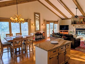 Älytelevisio, takka, kirjoja