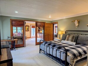 4 bedrooms, desk, iron/ironing board, free WiFi