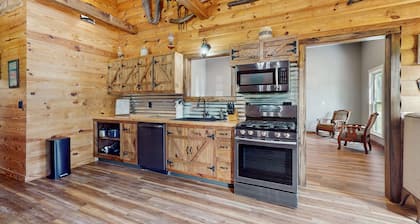 Cozy mountain cabin with fire pit, outdoor kitchen & scenic yard