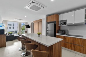 Frigorífico, microondas, horno y placa de cocina