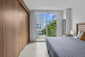 2 dormitorios, tabla de planchar con plancha, ropa de cama